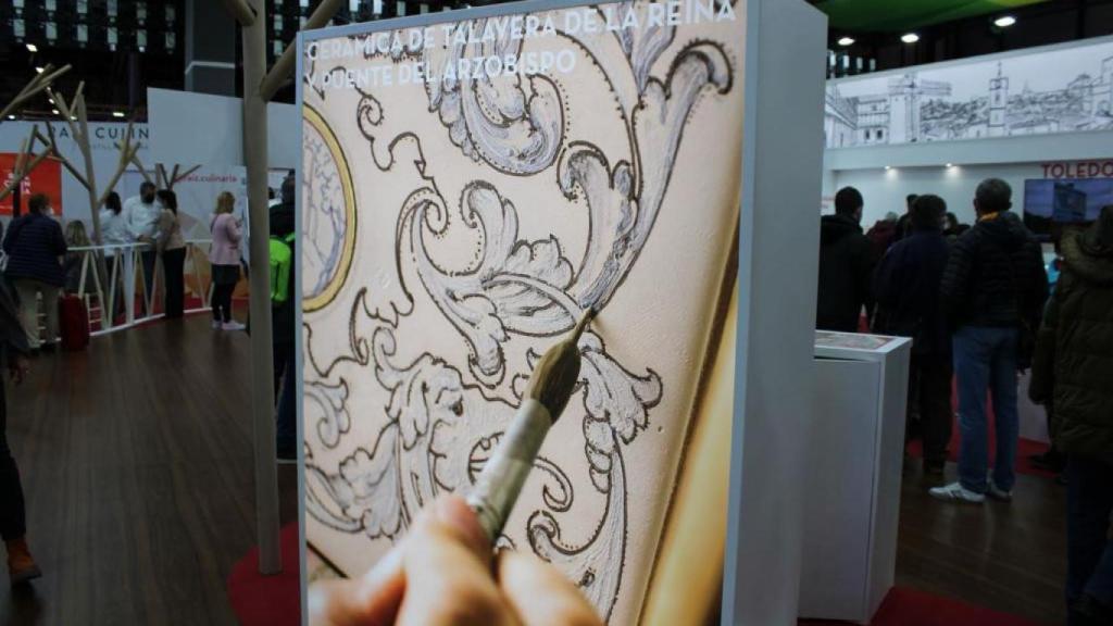 Un panel en FITUR 2023 exhibe la cerámica de Talavera.