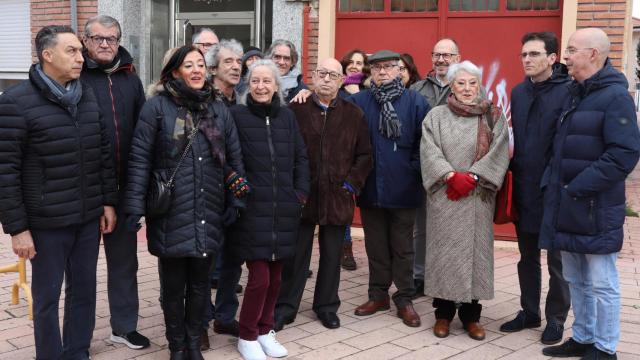 Los vecinos que denunciaban los malos olores en Valladolid junto a miembros del Grupo Socialista