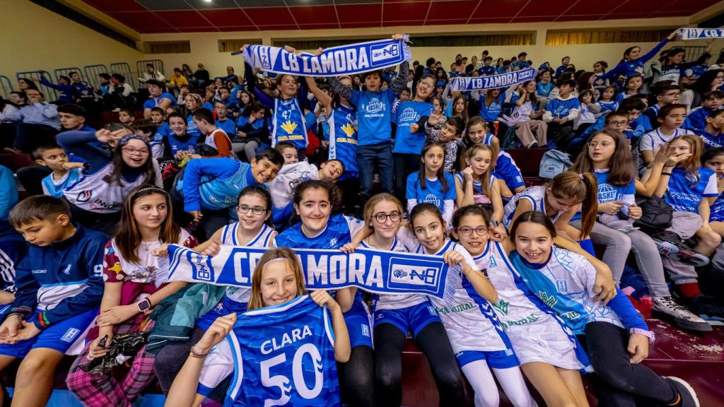 Grada del Ángel Nieto llenas durante la Copa LEB Plata