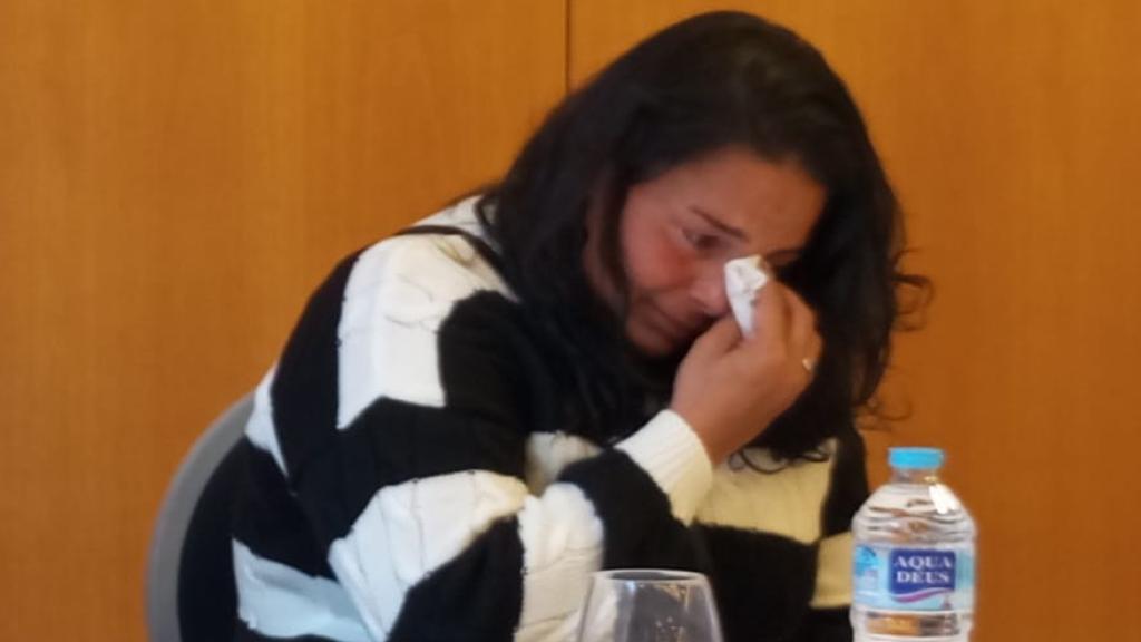 Miglena Petrova, la madre del desaparecido Ivo, este lunes, rompiendo a llorar en la rueda de prensa que ha ofrecido en el Hotel Atrio de Los Alcázares.