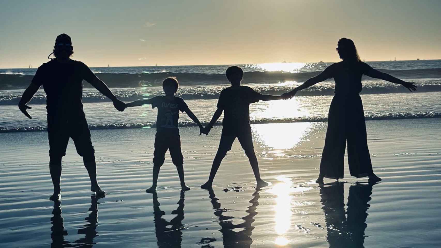 Sergio, su mujer, y sus dos hijos, en enero de 2023, en Coronado, California.