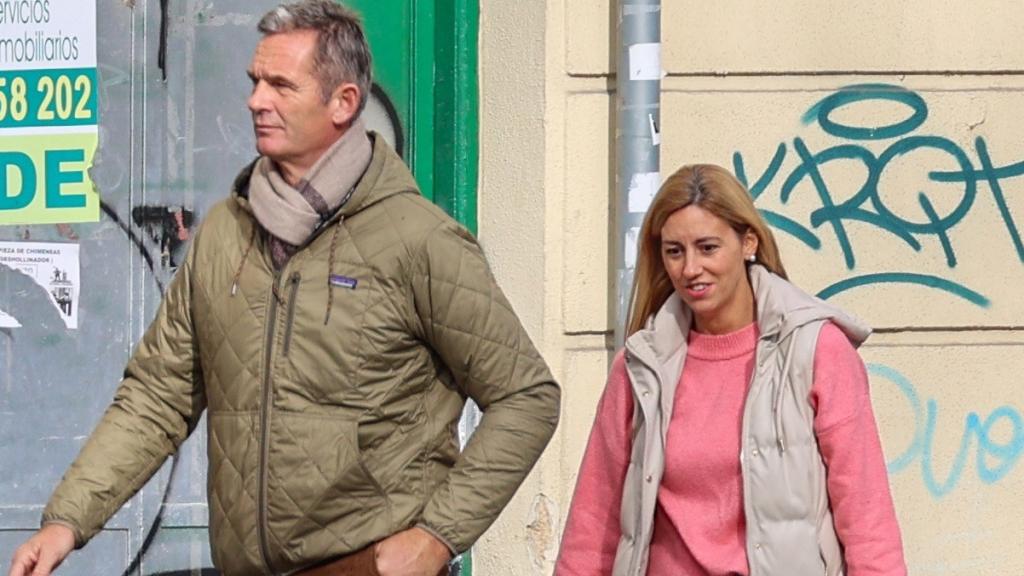 Iñaki Urdangarin y Ainhoa Armentia en una imagen caminando por las calles de Vitoria, en noviembre de 2022.