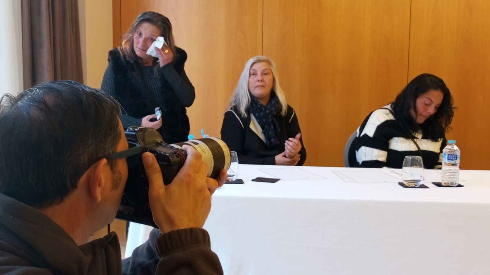 Georgina Petrova, la madre de Miglena, este lunes, secándose las lágrimas durante la rueda de prensa.