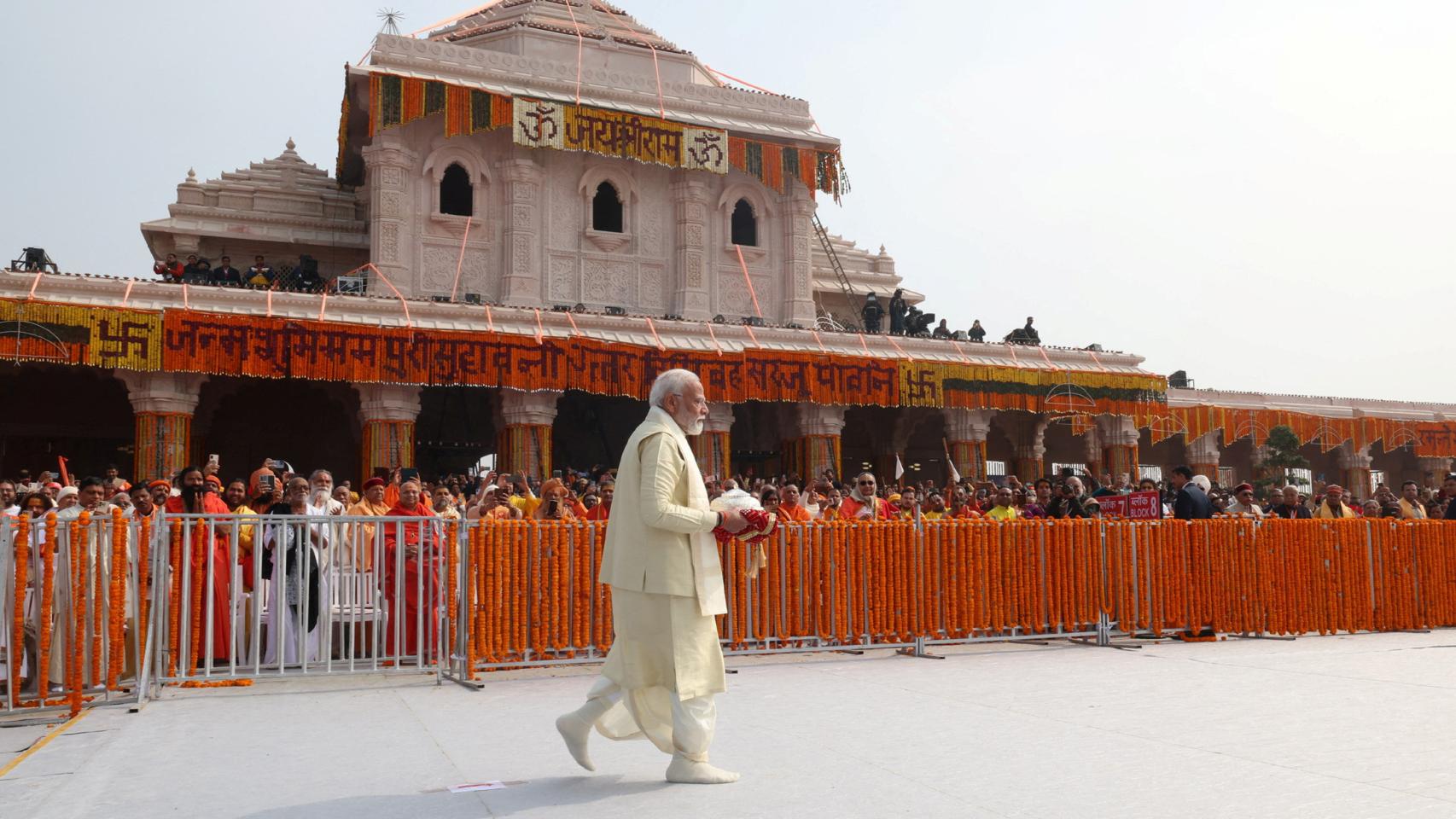 El primer ministro indio, Narendra Modi, a su llegada al templo dedicado a Ram el 22 de enero de 2024.