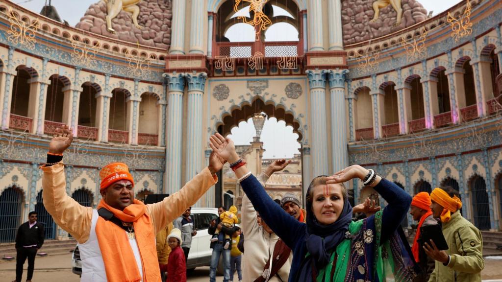 Devotos hindúes bailan en una calle durante la inauguración del templo hindú de Lord Ram en Ayodhya, India, 22 de enero de 2024.