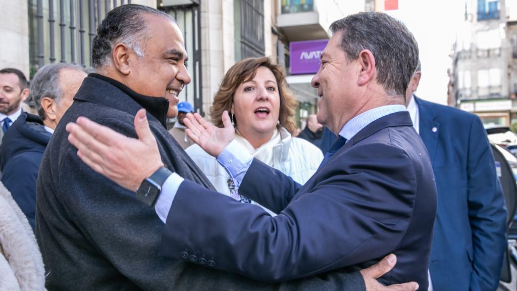 Jorge Jorge y Emiliano Garcia-Page saludándose en Cuenca.