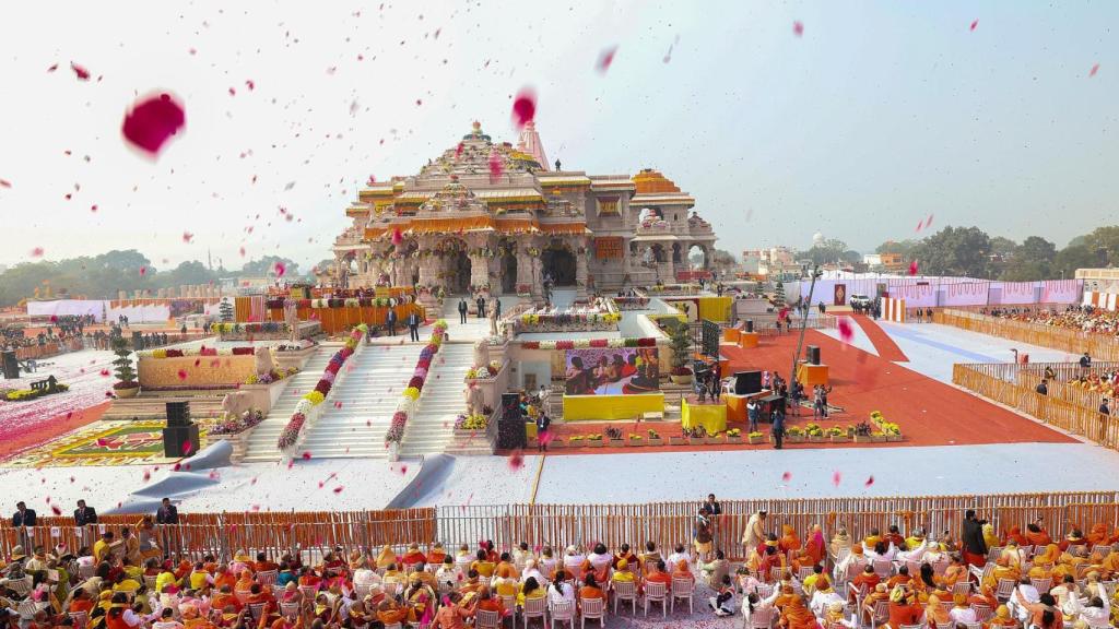Devotos indios y participantes en la ceremonia del templo del Señor Ram en Ayodhya, Uttar Pradesh, India, el 22 de enero de 2024.