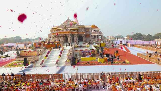 Devotos indios y participantes en la ceremonia del templo de Ram en Ayodhya (India), el 22 de enero de 2024.