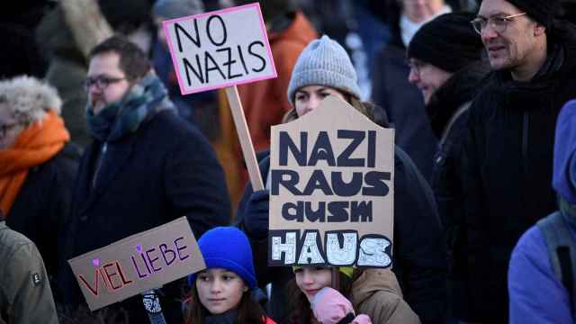 Miles de alemanes se manifestaron frente al Reichtag contra la agenda xenófoba del AfD.