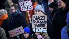 Miles de alemanes se manifestaron frente al Reichtag contra la agenda xenófoba del AfD.