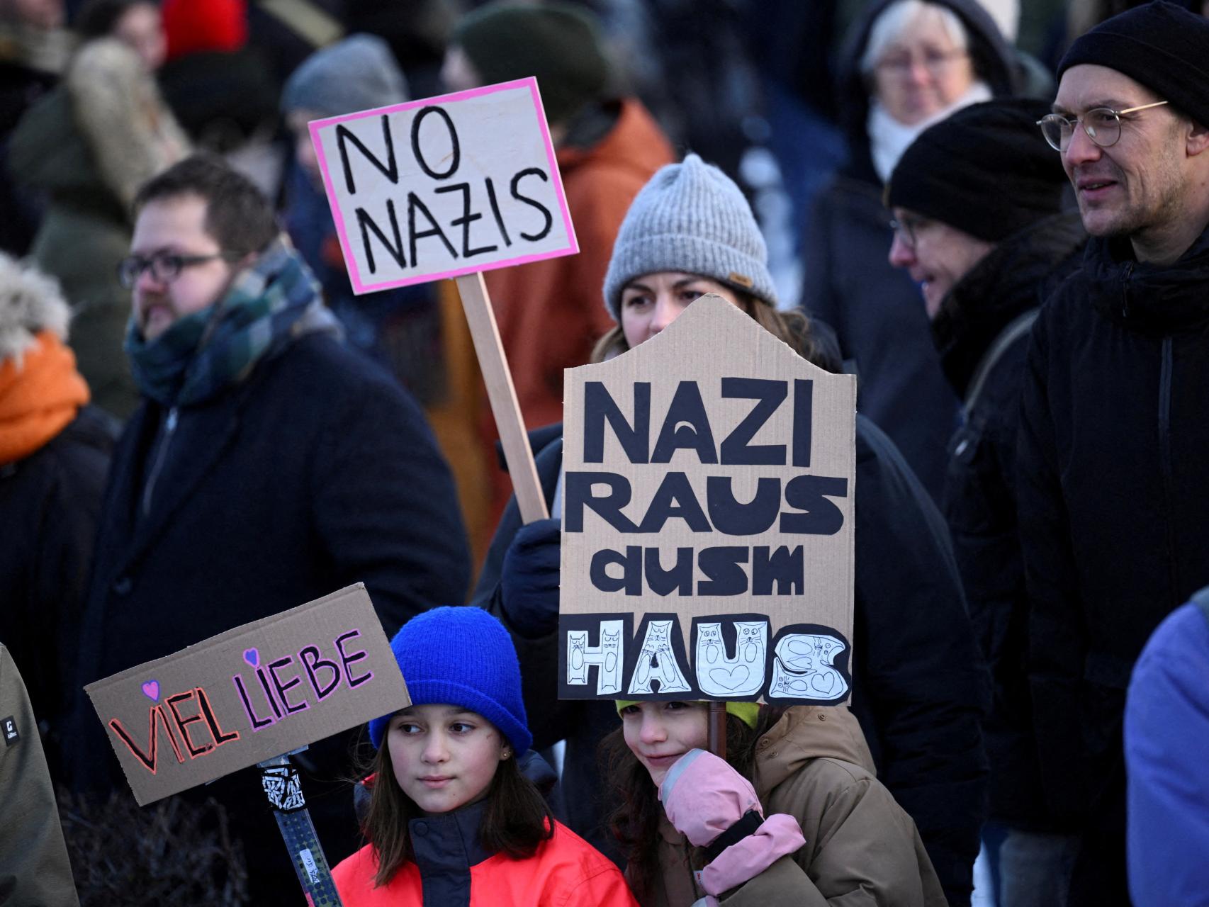 Miles de alemanes se manifestaron frente al Reicshtag contra la agenda xenófoba del AfD.