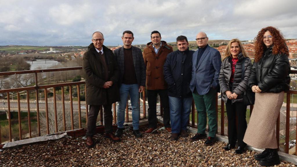 Junto con José Luis Molina, el equipo se completa con Santiago Zazo y Fernando Espejo, ambos vinculados a la Escuela Politécnica Superior de Ávila, Carmen Patino (Facultad de Medicina), Fernando Silla (Facultad de Farmacia), Juan Carlos García Prieto y Teresa Diez