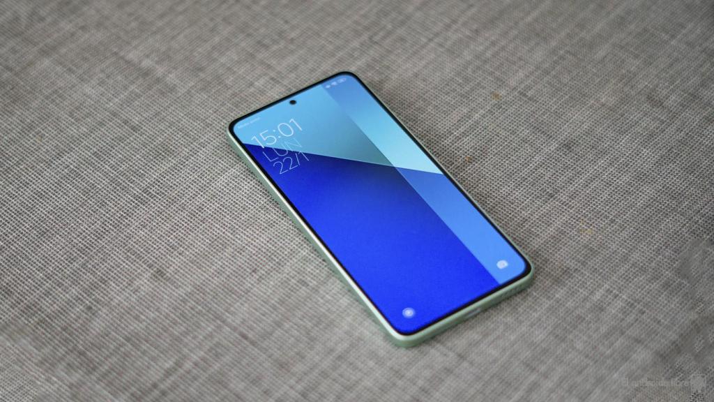 Redmi Note 13 sobre la mesa