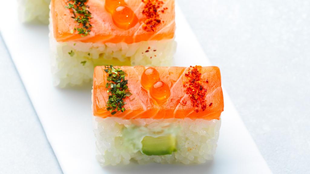 Salmón Hako de Albert Adrià y Sushi Shop.