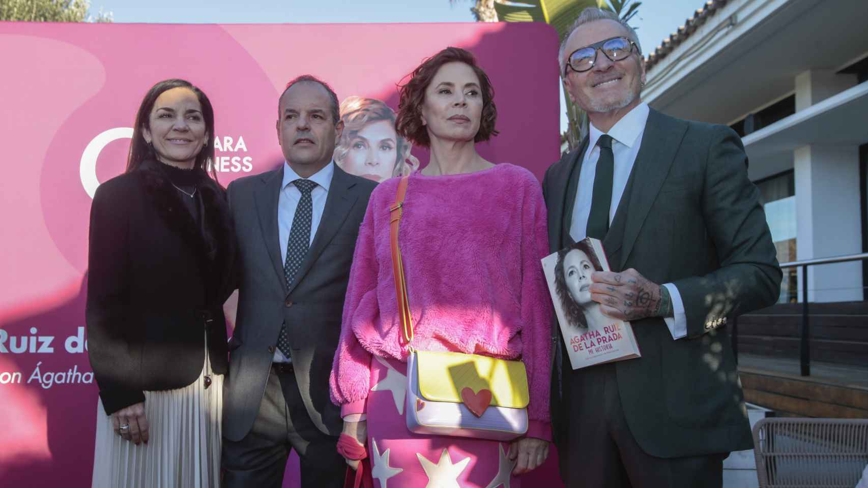 Ágatha Ruiz de la Prada, junto a los dirigentes de la Cámara de Comercio de Alicante: Carlos Baño, Jesús Navarro y Eva Miñano.