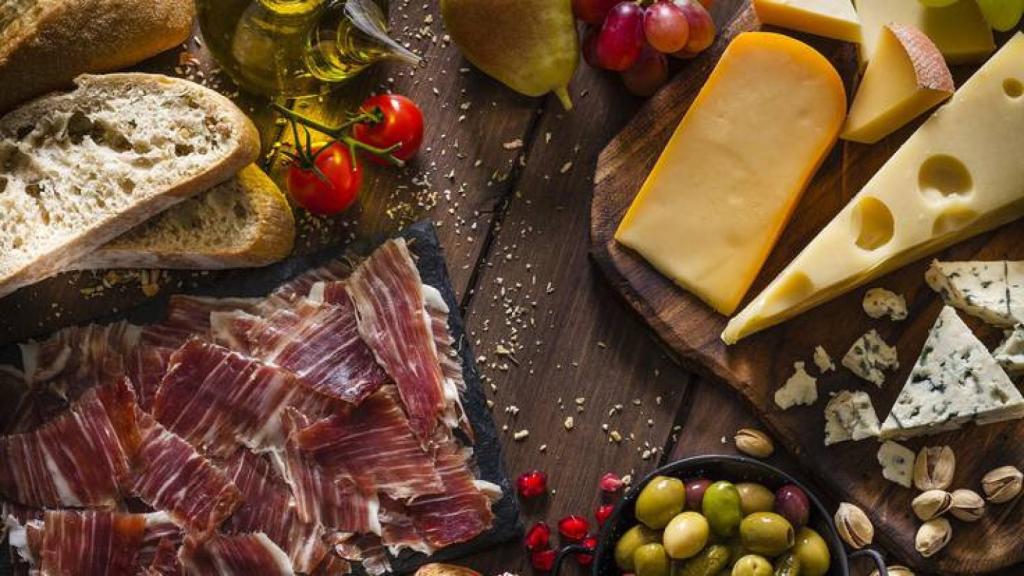 Varios productos típicos de España en una tabla.