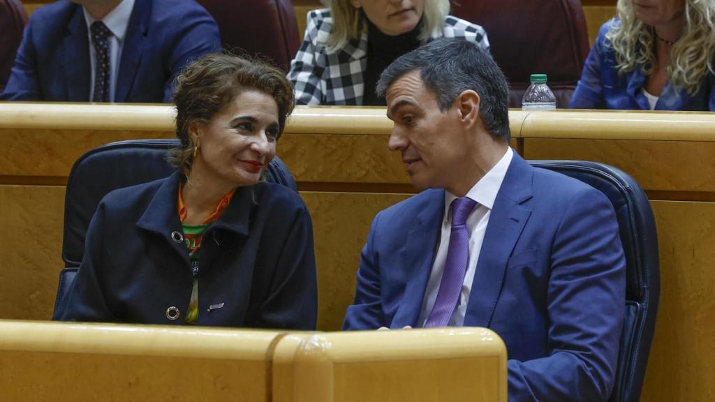 Pedro Sánchez, presidente del Gobierno, conversa con su vicepresidenta primera, María Jesús Montero, en el Senado.