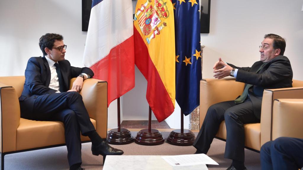 El ministro de Exteriores, José Manuel Albares, se ha reunido este lunes en Bruselas con su nuevo homólogo francés, Stéphane Séjourné
