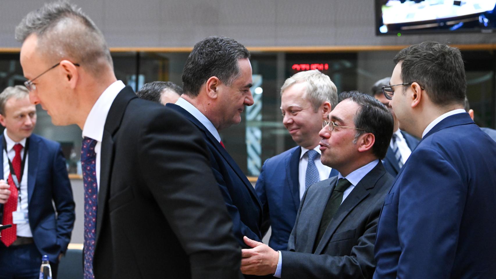 El ministro José Manuel Albares saluda a su homólogo israelí, Israel Katz, durante la reunión de este lunes en Bruselas