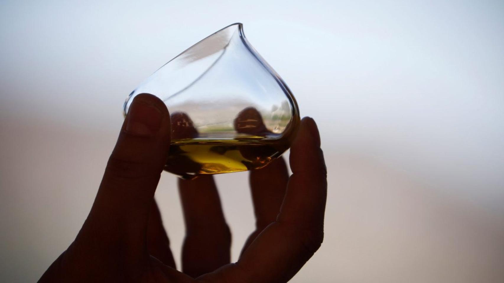 Imagen de archivo de un vaso de aceite de oliva.