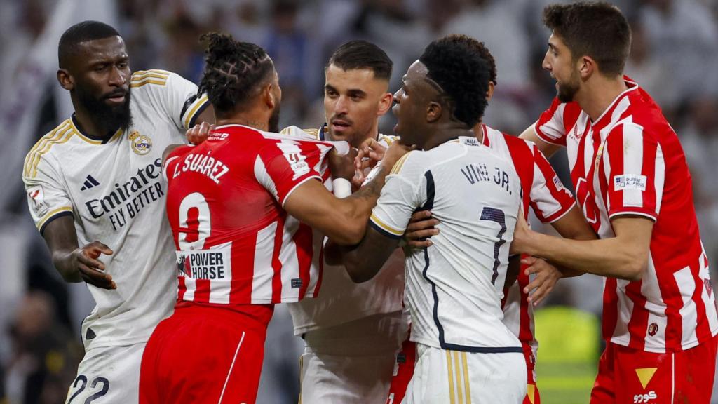 Vinicius, en una discusión entre jugadores del Almería y el Real Madrid.