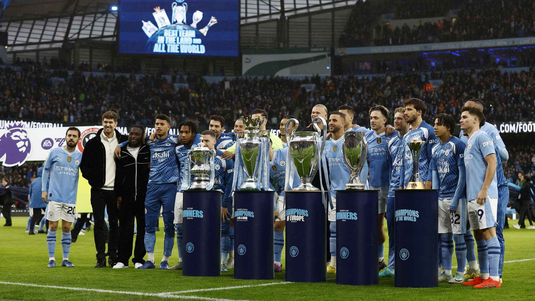 El Manchester City, posando con los títulos ganados la temporada pasada: Premier League, Champions League, FA Cup, Mundial de Clubes y Supercopa.