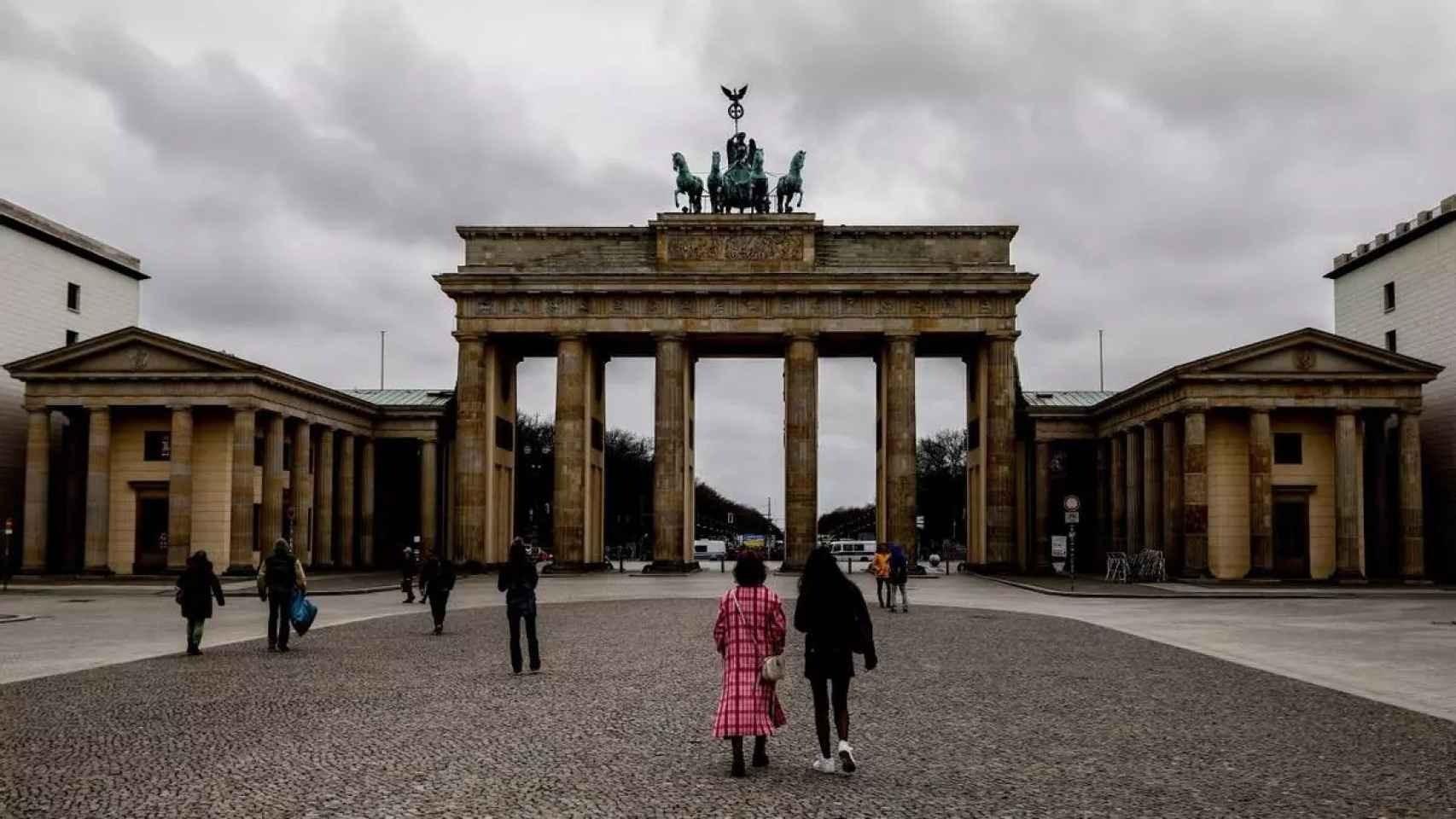 Varias personas caminando por Berlín.