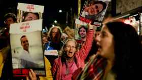 Familiares de rehenes sostienen pancartas durante una protesta frente a la residencia de Netanyahu, este lunes.