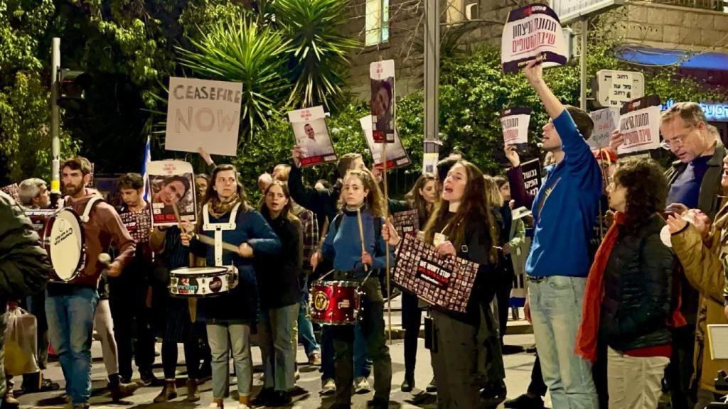 Una manifestación a favor del alto el fuego y la liberación de los rehenes, el domingo en Tel Aviv.