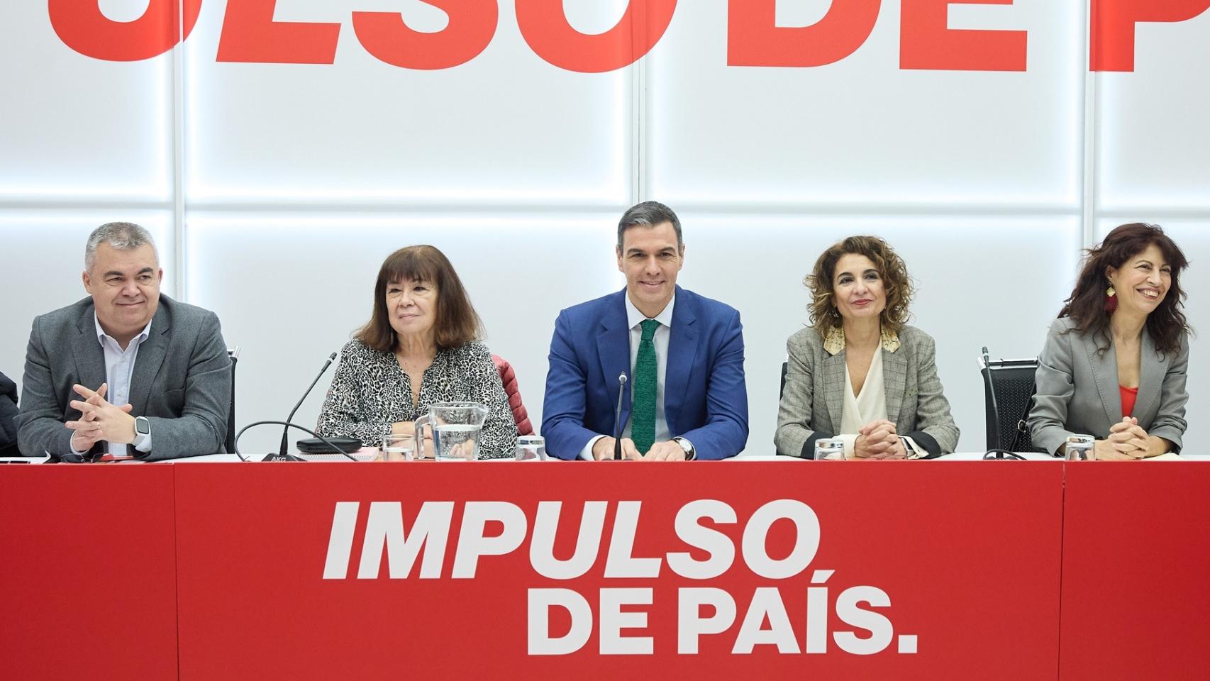 (I-D) El secretario de Organización del PSOE, Santos Cerdán; la presidenta del PSOE, Cristina Narbona; el presidente del Gobierno, Pedro Sánchez; la vicepresidenta primera, María Jesús Montero; y la ministra de Igualdad, Ana Redondo, durante la reunión de la Comisión Ejecutiva Federal del PSOE, este lunes en la sede de Ferraz.