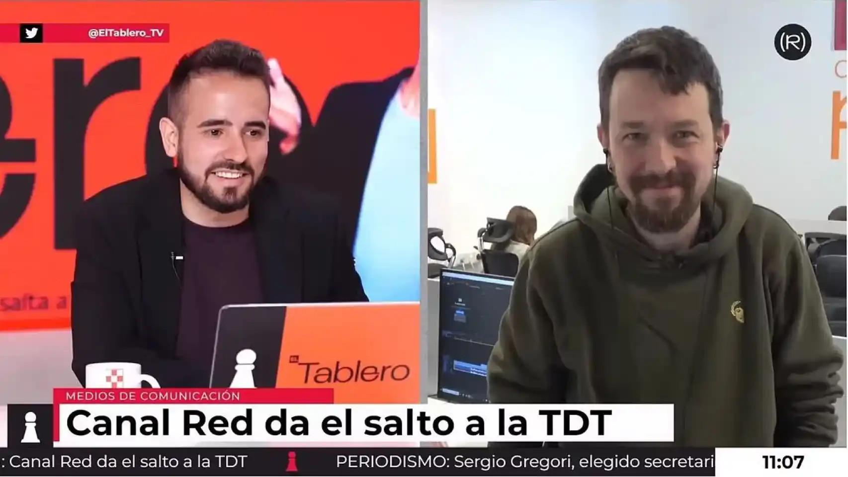 Sergio Gregori (izquierda) y Pablo Iglesias (derecha) durante una retransmisión de 'El Tablero'.