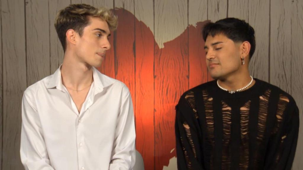 Alejandro y Andi en 'Fist Dates'.