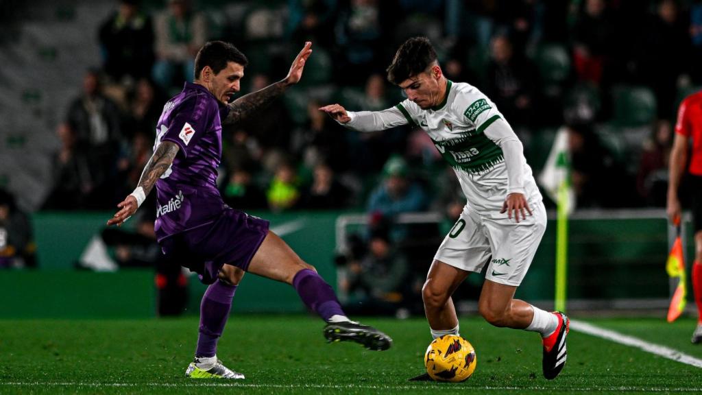 El jugador del Elche Rodrigo Mendoza encarando a un rival.