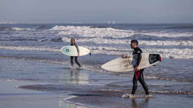 Dos surfistas este domingo en las playas de Valencia.