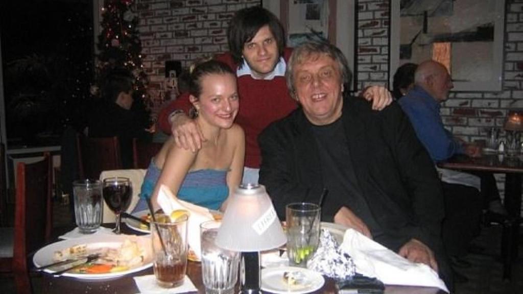 Elisabeth Moss junto a su padre Ron y su hermano Derek