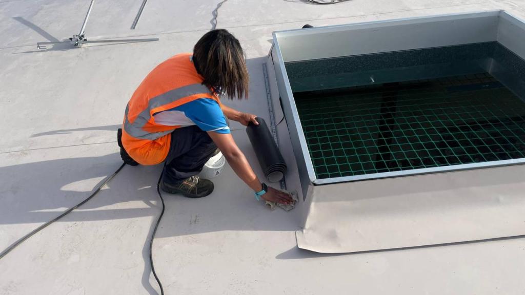 Una empleada ejecutando una impermeabilizacion