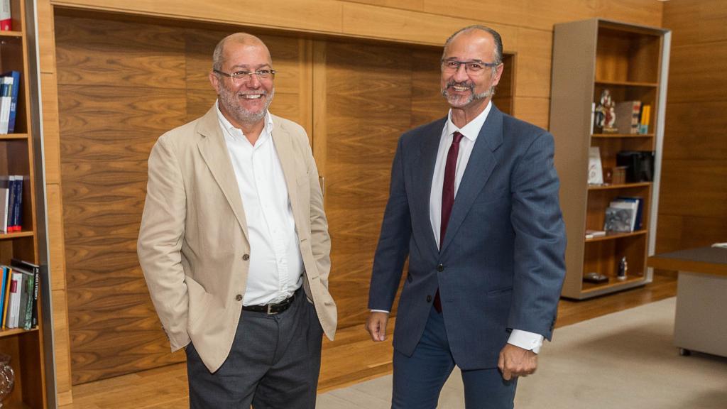 El procurador Francisco Igea y el delegado para el Corredor Atlántico, Luis Fuentes, en una imagen de archivo.