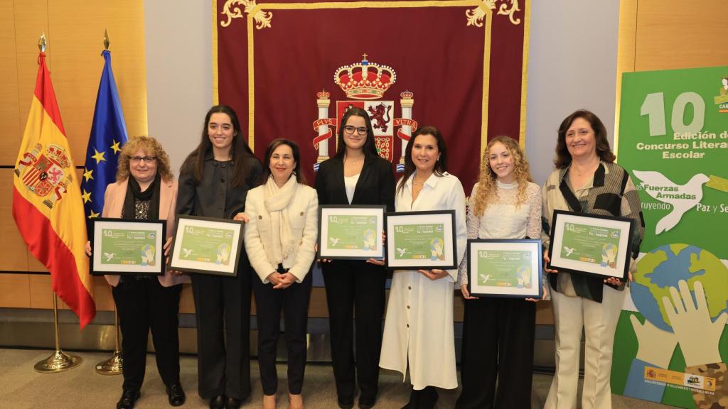 Claudia, segunda por la izquierda, junto al resto de ganadoras