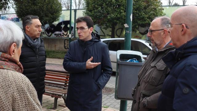 Pedro Herrero en su visita a la zona escucha a los vecinos que denuncian malos olores