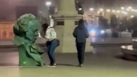 Dos jóvenes vandalizan la figura de los Goya de la plaza Zorrilla