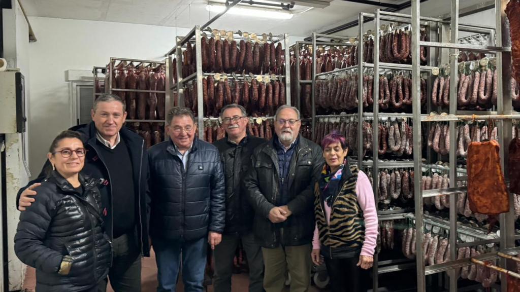 El presidente de la Diputación de Zamora, Javier Faúndez, durante su visita a Puente Robles Jamones y Embutidos, este lunes.