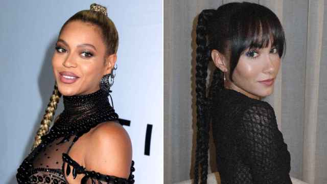 Beyoncé y Aitana luciendo 'braided ponytails'.