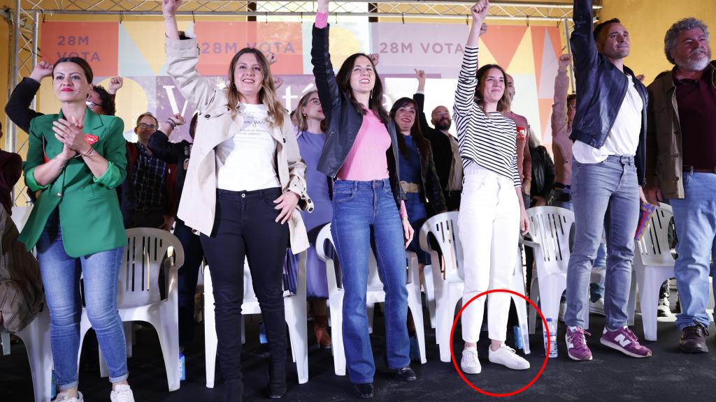 Irene Montero llevando las zapatillas Victoria en mayo de 2023.