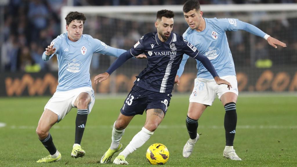 Brais Méndez, de la Real Sociedad, con el balón ante el Celta de Vigo.