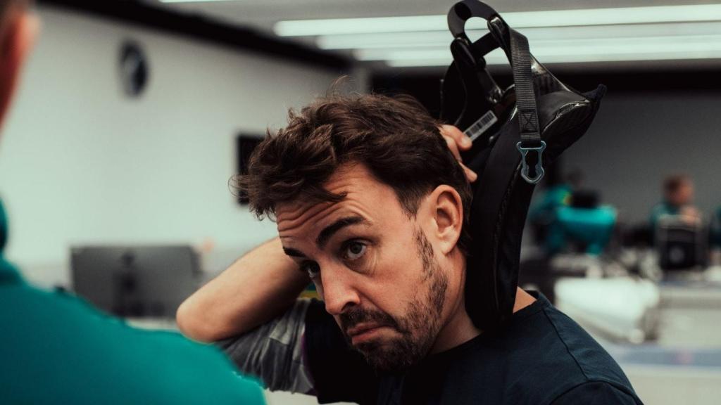 Fernando Alonso, en una charla con sus ingenieros.