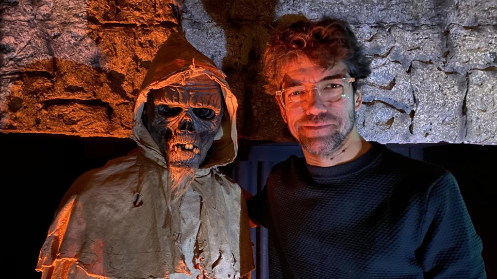 Javier Botet con la nueva figura del Museo de Cera de Madrid.