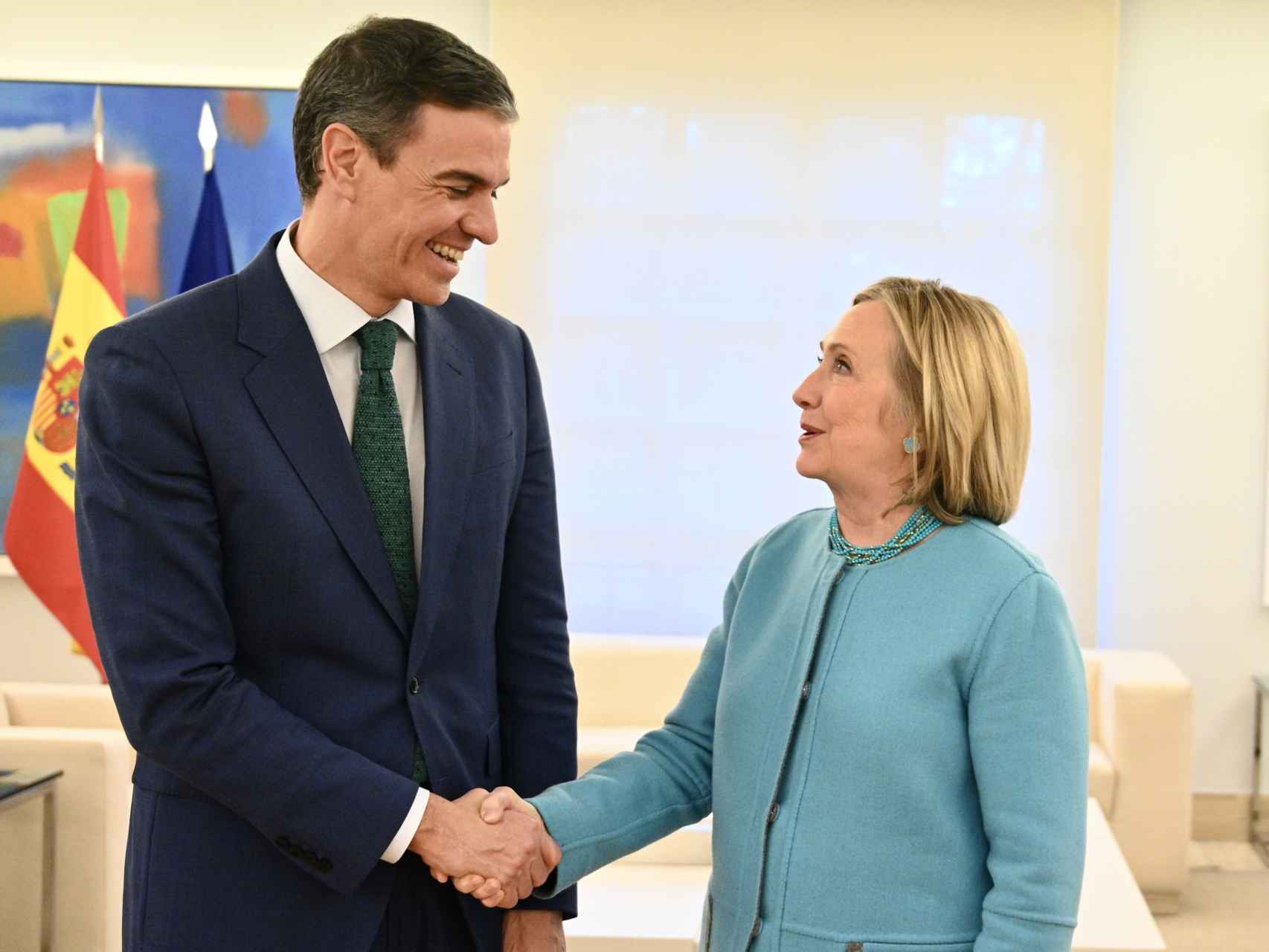 Pedro Sánchez, en su reunión en Moncloa este lunes con la exsecretaria de Estado de EEUU, Hillary Clinton, para debatir cuestiones internacionales