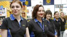 Imagen de varias empleadas de Lidl en un supermercado