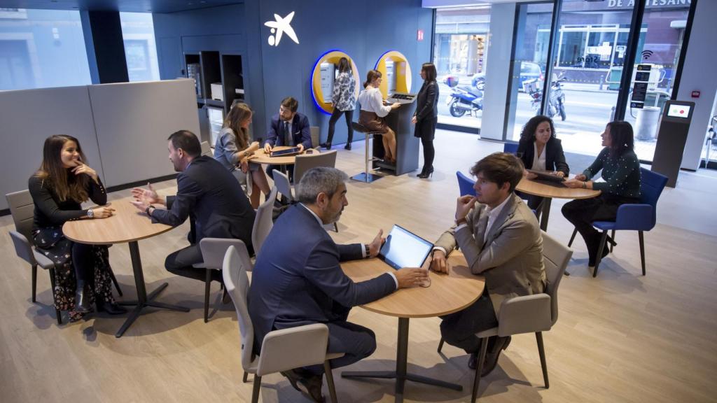 Imagen del interior de una oficina de CaixaBank en mitad de una jornada laboral