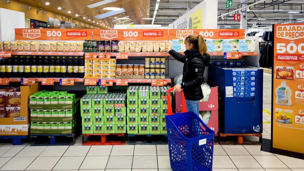 Estantería en un Carrefour con los productos rebajados